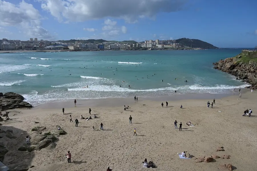 Archivo - Varias personas disfrutan de un d&iacute;a de playa