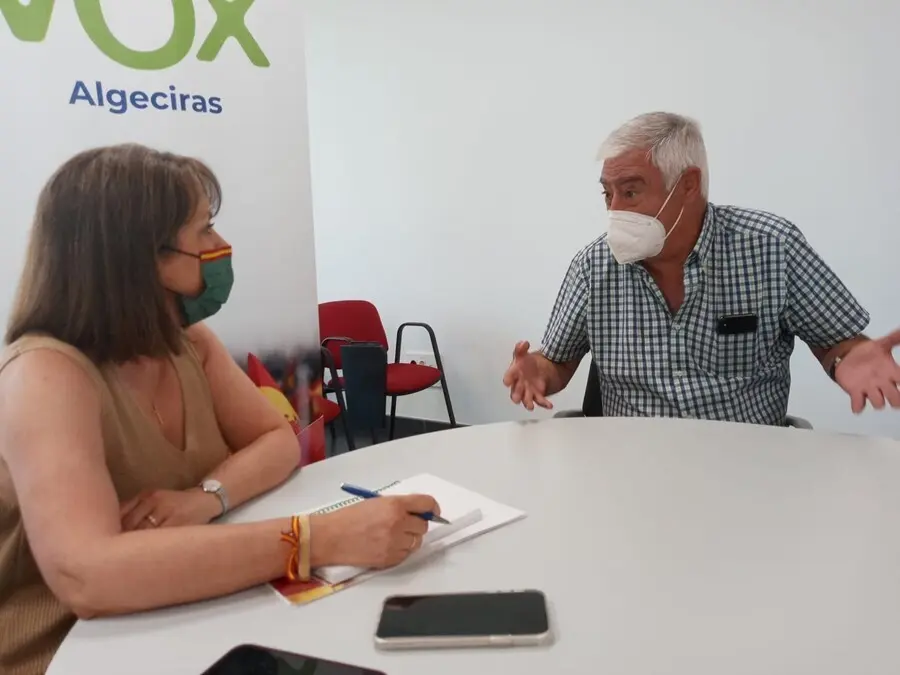 La parlamentaria de Vox, &Aacute;ngela Mulas, durante la reuni&oacute;n que ha mantenido en Algeciras (C&aacute;diz) con la Asociaci&oacute;n M&aacute;rgenes y V&iacute;nculos.