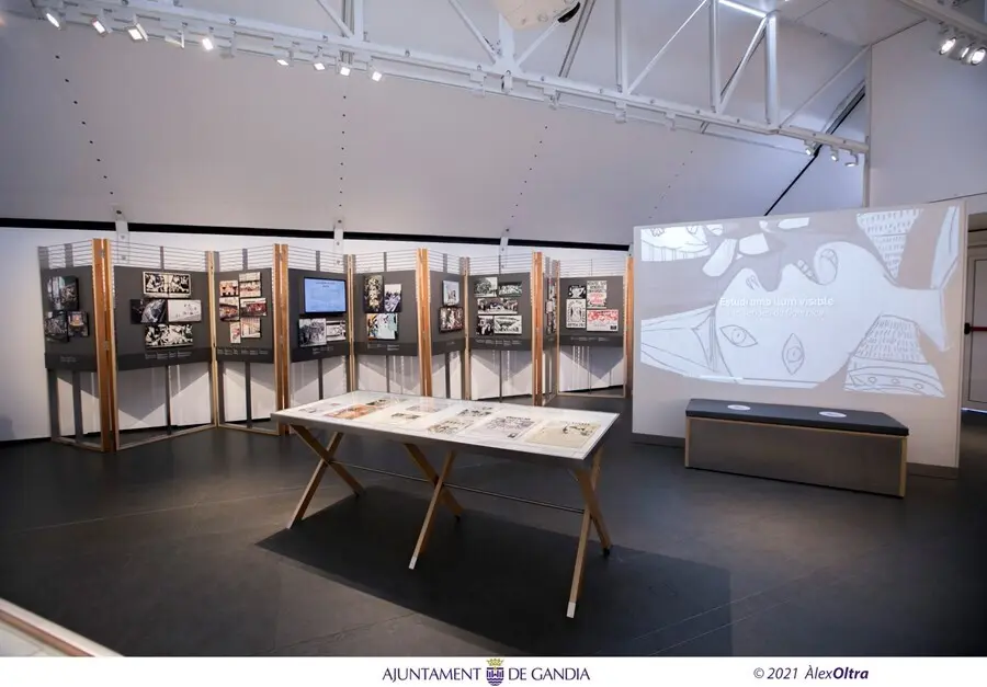 Archivo - La muestra 'Picasso. El viaje del Gernika' en el Moll de Borja de la playa de Gandia (Valencia).