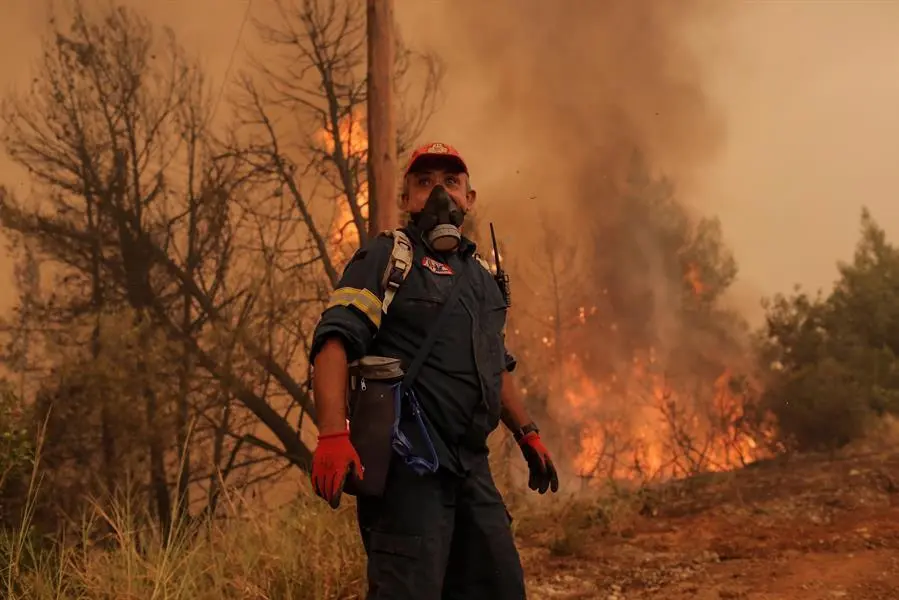 Un bombero hace una pausa debido a la escasez de agua mientras lucha contra las llamas durante un incendio forestal en el pueblo de Istiaia en la isla de Evia, Grecia, 09 de agosto de 2021. Los incendios desatados esta semana en el &Aacute;tica y la isla de Eubea han quemado m&aacute;s de un cuarto de mill&oacute;n de stremmas, seg&uacute;n inform&oacute; el 08 de agosto el Observatorio Nacional del Centro de Atenas M&aacute;s All&aacute;. En el norte del &Aacute;tica se han quemado hasta ahora unas 76.150 stremmas (7.615 hect&aacute;reas). En la isla de Evia, la superficie quemada es de 197.940 stremmas (19.794 hect&aacute;reas). Estas cifras se refieren &uacute;nicamente a los incendios en el &Aacute;tica y Eubea, pero decenas de grandes incendios han afectado a varias zonas de todo el pa&iacute;s. (Incendio, Grecia, Atenas) EFE/EPA/KOSTAS TSIRONIS