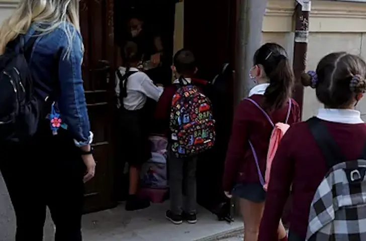 Alumnos de Primaria del colegio San Ildefonso de Madrid, al entrar a clase.J. J. Guill&eacute;n EFE