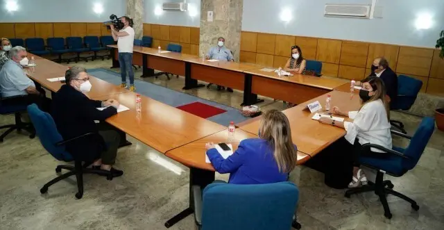 La presidenta del PP durante la reuni&oacute;n mantenida. / ALERTA