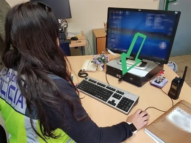 Archivo - Investigaci&oacute;n policial de los 'hackers'