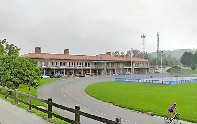 Antiguo edificio de la cafeter&iacute;a de Sniace, en el complejo deportivo. / ALERTA