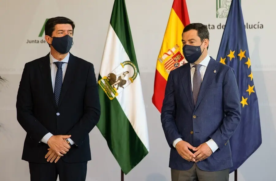Archivo - El presidente de la Junta, Juanma Moreno (d) y  el vicepresidente de la Junta, Juan Mar&iacute;n (i) en una imagen de archivo.