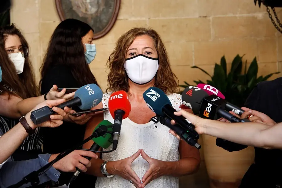 La presidenta del Govern de Baleares, Francina Armengol, ofrece declaraciones a los medios de comunicaci&oacute;n a su salida de la audiencia con el Rey Felipe VI en el Palacio Real de la Almudaina, a 2 de agosto de 2021, en Palma de Mallorca, Mallorca, Islas Ba