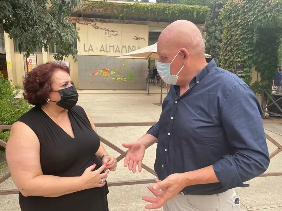 Teresa Jim&eacute;nez y Gerardo S&aacute;nchez, del PSOE, ante las taquillas de la Alhambra