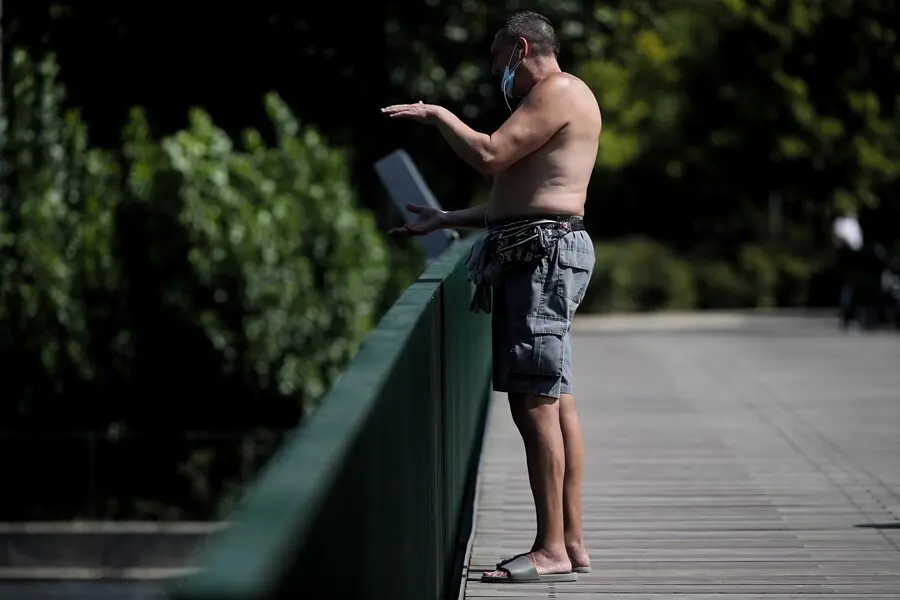 Archivo - Un hombre sin camiseta en el Parque Madrid R&iacute;o.