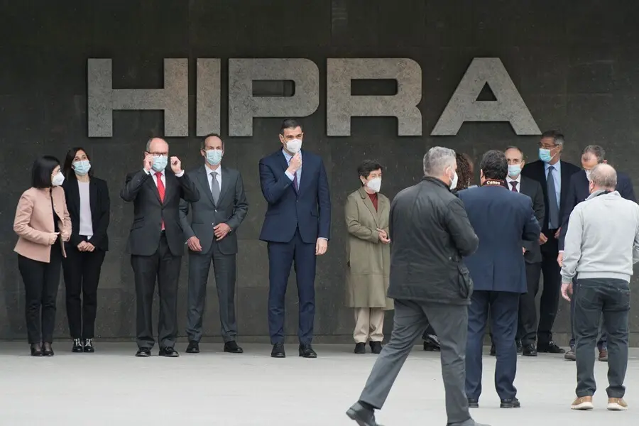 Archivo - El presidente del Gobierno, Pedro S&aacute;nchez (5i), posa en una fotograf&iacute;a de familia en las instalaciones de la farmac&eacute;utica Hipra, a 16 de abril de 2021, en Amer, Girona, Catalunya (Espa&ntilde;a).