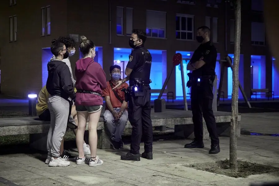 Agentes de la Polic&iacute;a Nacional patrullan por la ciudad de Pamplona, advirtiendo de la  entrada en vigor del toque de queda en Navarra, a 24 de julio de 2021, en Pamplona, Navarra (Espa&ntilde;a)