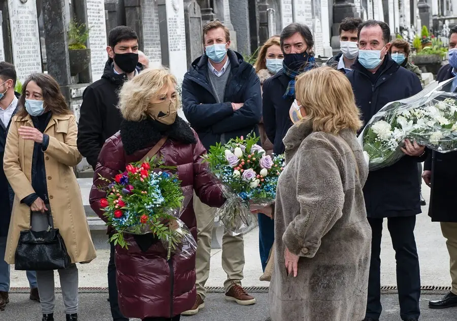 Archivo - La viuda de Gregorio Ord&oacute;&ntilde;ez, Ana Ir&iacute;bar (i), y la presidenta del Colectivo de V&iacute;ctimas del Terrorismo (Covite), Consuelo Ord&oacute;&ntilde;ez, sostienen un ramo de flores durante el acto en homenaje a Gregorio Ord&oacute;&ntilde;ez en el cementerio de Polloe, San Sebasti
