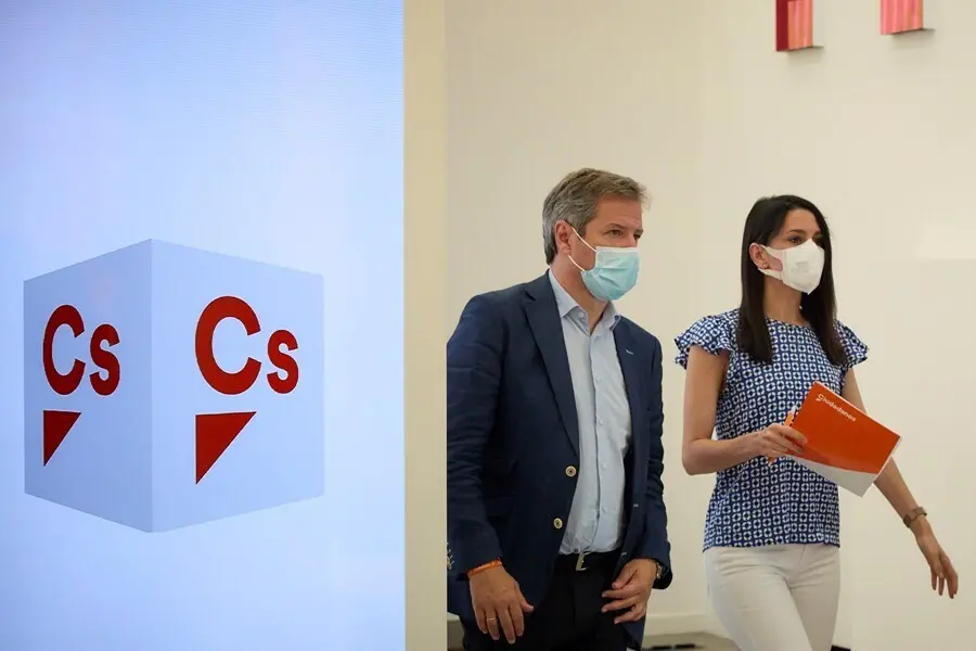 La presidenta de Ciudadanos, In&eacute;s Arrimadas, y el vicesecretario general y secretario de Comunicaci&oacute;n del partido, Daniel P&eacute;rez Calvo.