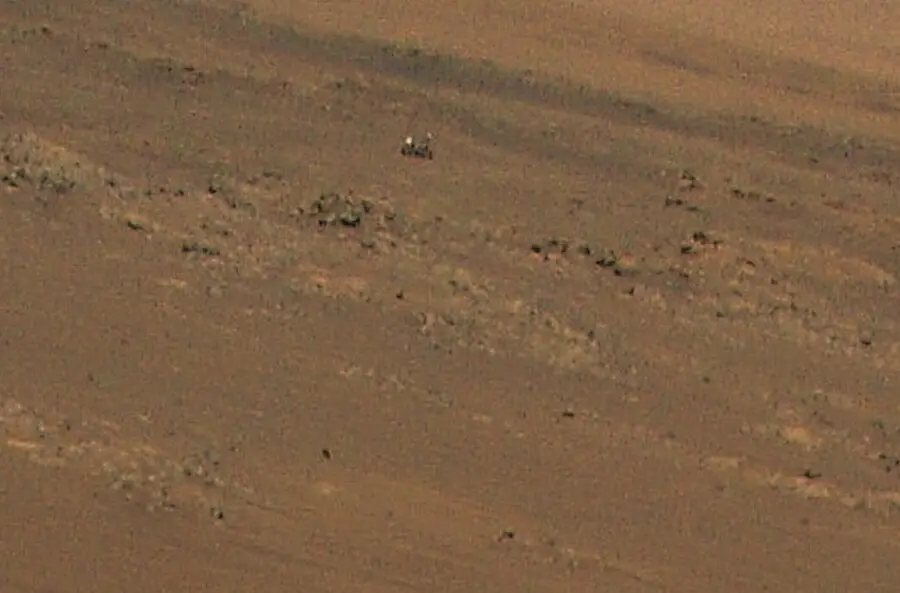 Ingenuity captur&oacute; el rover Perseverance en una imagen tomada durante su und&eacute;cimo vuelo a Marte el 4 de agosto.