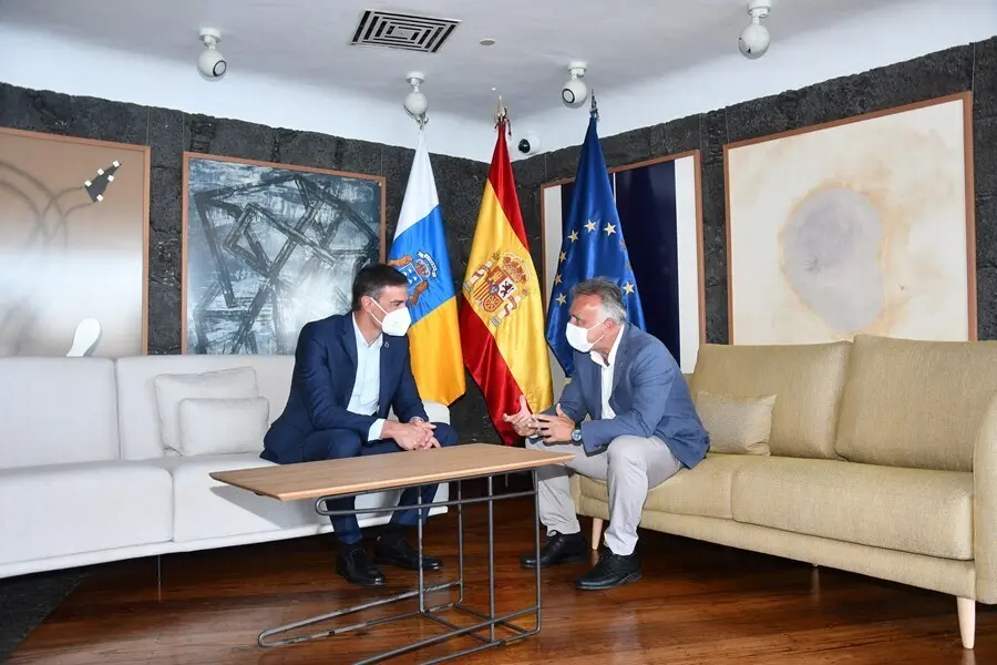 El presidente del Gobierno, Pedro S&aacute;nchez), y el presidente de Canarias, &Aacute;ngel V&iacute;ctor Torres, reunidos en Arrecife