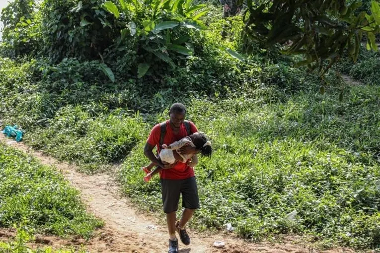 Archivo - Un hombre migra hacia Estados Unidos a trav&eacute;s de la selva de Dari&eacute;n, entre Colombia y Panam&aacute;.