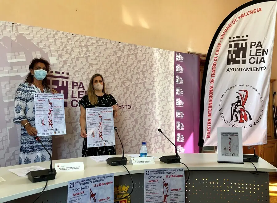 Concha Santiago y Laura Lombra&ntilde;a en la presentaci&oacute;n del Teatro de Calle.