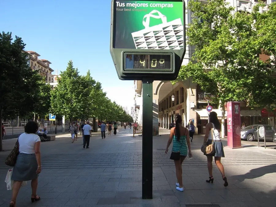 Archivo - Term&oacute;metro A 40&ordm;. Calor En Zaragoza