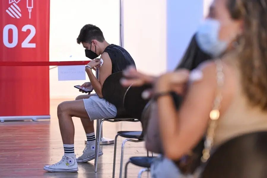 Un adolescente espera en una sala, despu&eacute;s de recibir la primera dosis de la vacuna Pfizer en el punto de vacunaci&oacute;n de X&aacute;tiva, situado en el Hogar de los Jubilados, a 10 de agosto de 2021, en X&aacute;tiva, Valencia, Comunidad Valenciana (Espa&ntilde;a).