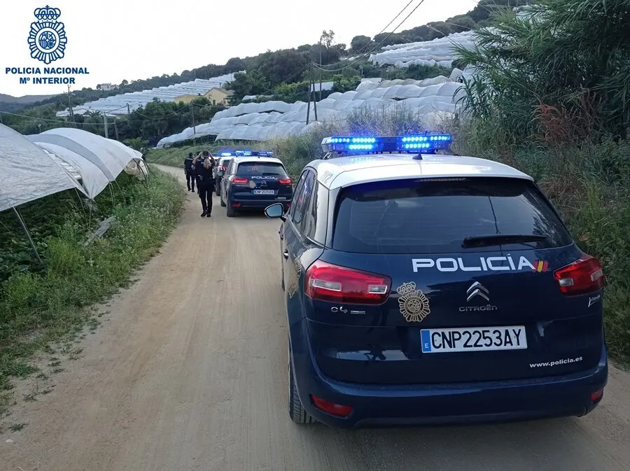 Archivo - Operaci&oacute;n policial en una explotaci&oacute;n agr&iacute;cola "a mediados de 2021" en la que desmantel&oacute; una presunta trama de regularizaci&oacute;n fraudulenta de extranjeros mediante la elaboraci&oacute;n de contratos que no llegaban a materializarse.