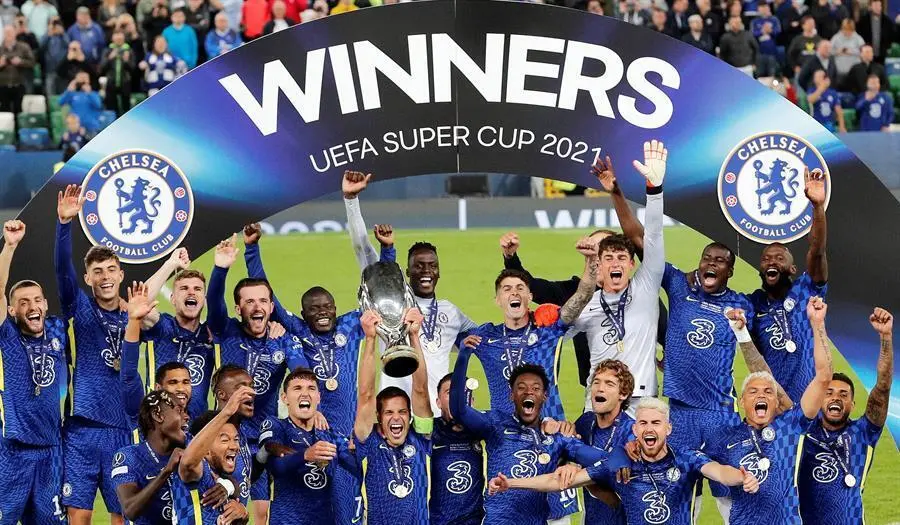 El capit&aacute;n del Chelsea FC, el espa&ntilde;ol Cesar Azpilicueta, levanta la Supercopa de Europa que han ganado al imponerse Villarreal CF en el partido que ambos equipos han jugado en el estadio Windsor Park de Belfast. EFE/Juan Carlos C&aacute;rdenas