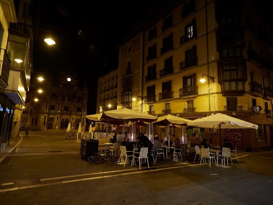 Archivo - Unos jovenes en una terraza de la plaza del ayuntamiento de Pamplona alrededor de la media noche