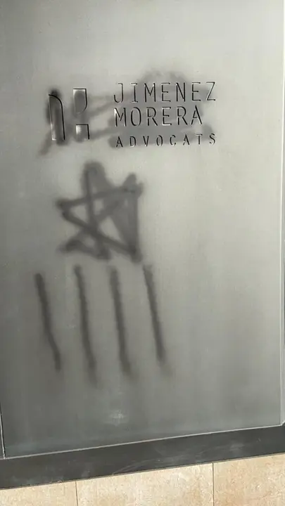 Pintada con una 'estelada' en el despacho del concejal del PP en Sant Sadurn&iacute; d'Anoia (Barcelona), Carles Jim&eacute;nez.