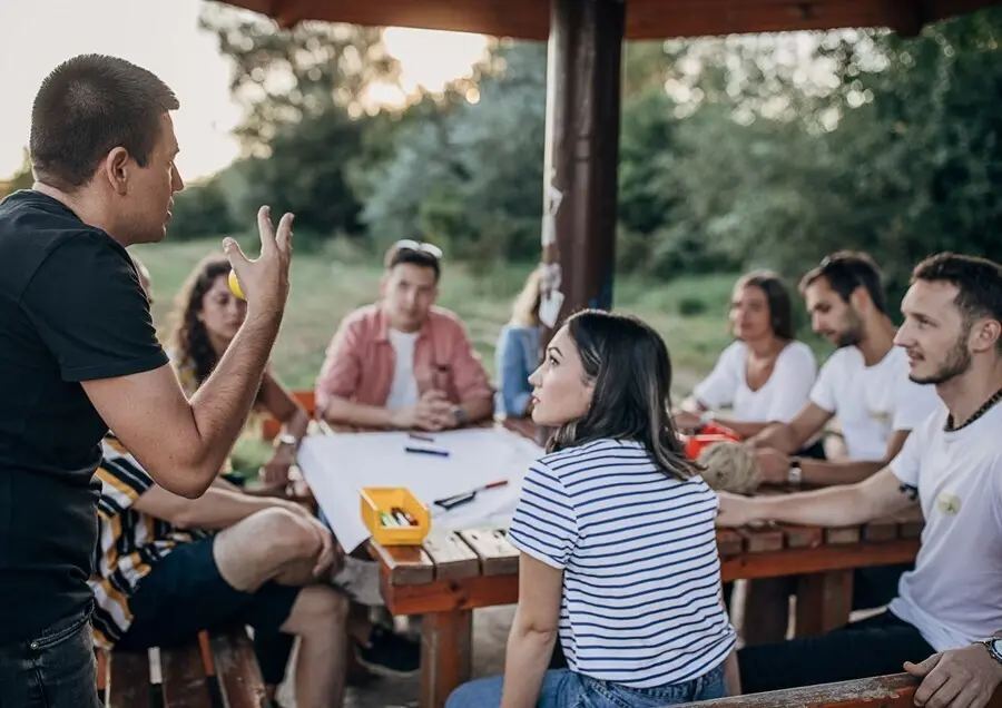 J&oacute;venes durante una reuni&oacute;n