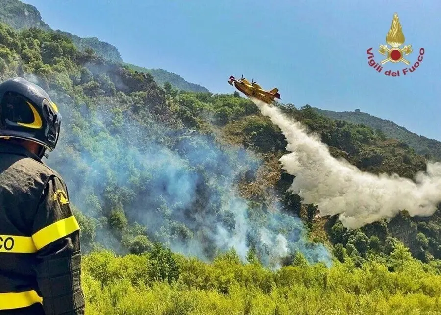 Intervenci&oacute;n de los Bomberos italianos en el sur de Italia