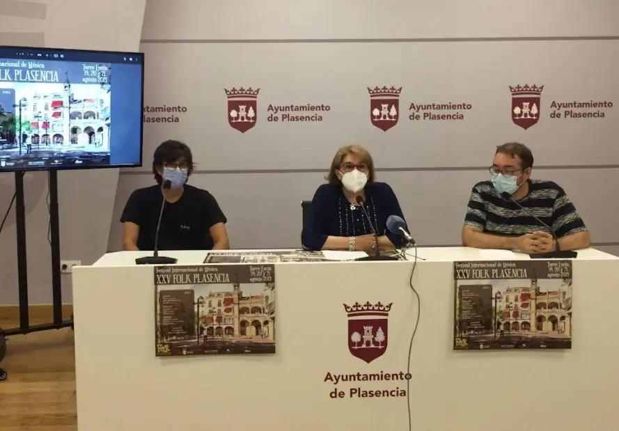 Archivo - La concejala de cultura, Mar&iacute;a Luisa Bermejo, junto a Juan Ram&oacute;n Santos, t&eacute;cnico de la concejal&iacute;a y &Aacute;lvaro Lorenzo, integrante del grupo Aulaga.