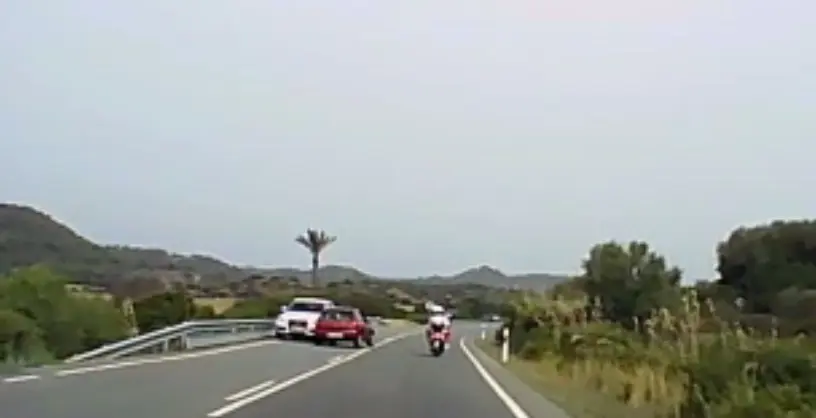Captura del v&iacute;deo con el adelantamiento temerario en Menorca.