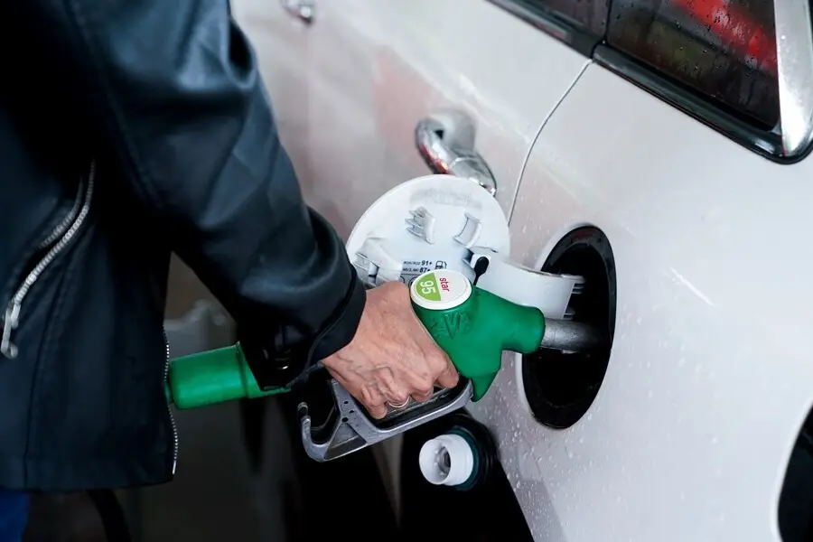 Archivo - Una mujer pone gasolina a su veh&iacute;culo 