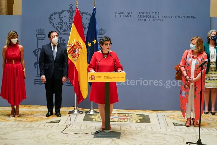 Archivo - La exministra de Asuntos Exteriores, Uni&oacute;n Europea y Cooperaci&oacute;n Arancha Gonz&aacute;lez Laya, junto a su sucesor en el cargo, Jos&eacute; Manuel Albares.