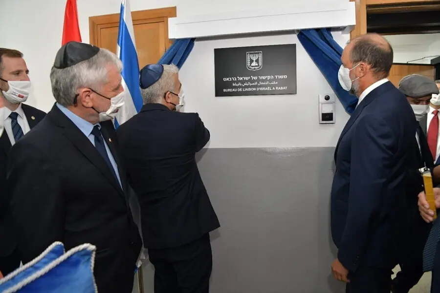 El ministro de Exteriores de Israel, Yair Lapid, inaugura la oficina de enlace israel&iacute; en la capital de Marruecos, Rabat