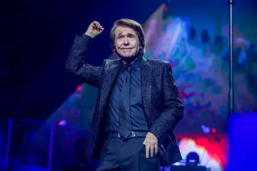Archivo - El cantante Raphael durante su concierto en el Wizink Center en Madrid (Espa&ntilde;a). 