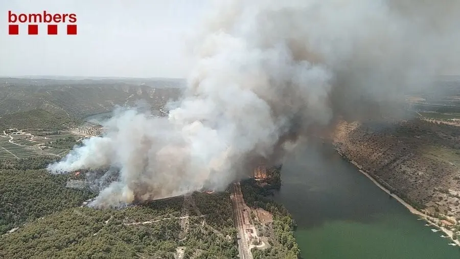 Sucesos.- Los Bombers esperan estabilizar el incendio en la Pobla de Massaluca (Tarragona) a medianoche