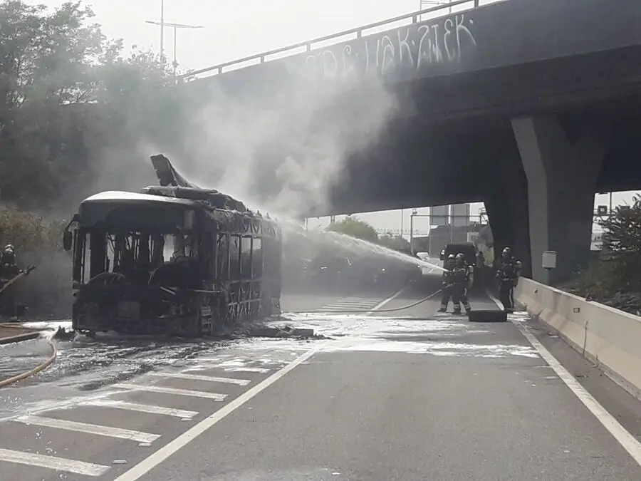 Un autob&uacute;s se incendia en la Diagonal de Barcelona sin causar heridos