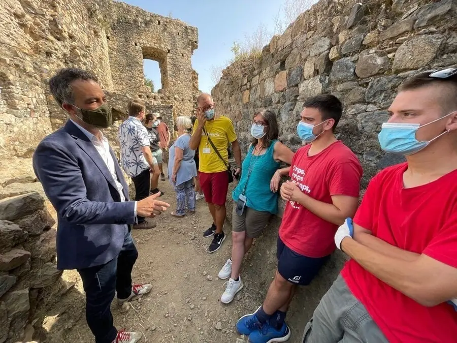 El secretario de Infancia, Adolescencia y Juventud de la Generalitat, Alexis Serra, en una visita al campo de trabajo de arqueolog&iacute;a del Castillo de Sant Iscle de Vidreres