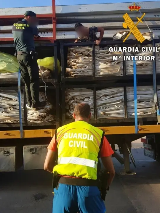 Personas auxiliadas por la Guardia Civil en intentos por llegar al pa&iacute;s en camiones llegados al puerto