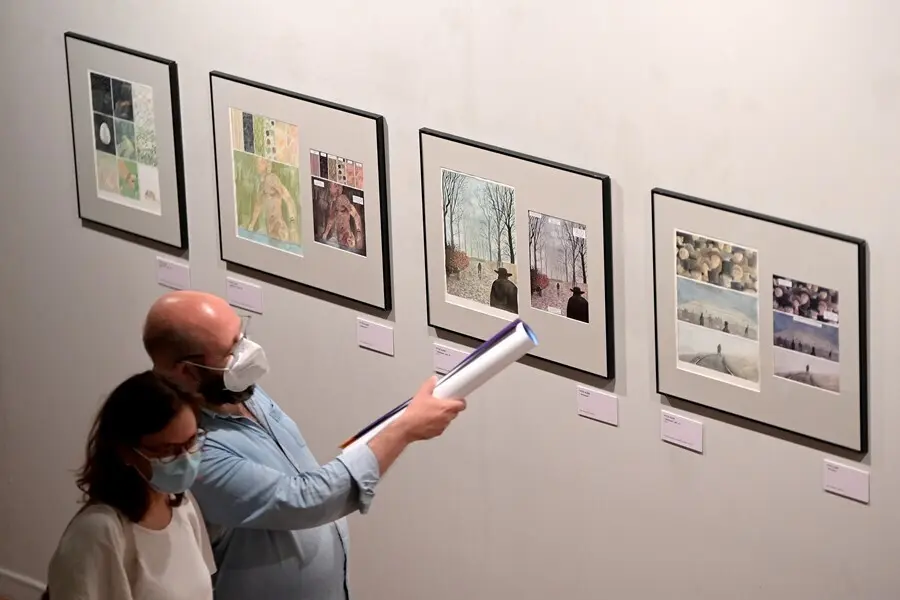 Varias personas miran algunas de las obras que componen la 24 edici&oacute;n del Sal&oacute;n Internacional del C&oacute;mic 'Vi&ntilde;etas desde O Atl&aacute;ntico&rsquo;