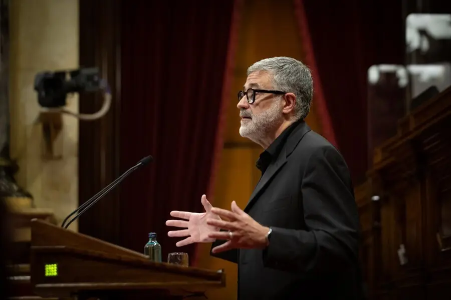 Archivo - El diputado de la CUP en el Parlament, Carles Riera, en el pleno del Parlament. 