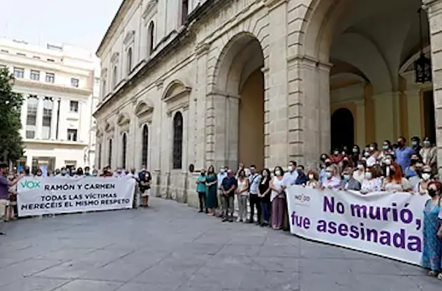 Vox se concentra a las puertas del Ayuntamiento de Sevilla, donde se celebra un minuto de silencio en recuerdo de la &uacute;ltima v&iacute;ctima de la violencia machista.JOS&Eacute; MANUEL VIDALEFE