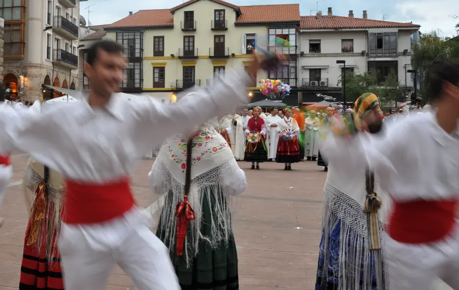 Varios bailarines de folclore c&aacute;ntabro.
