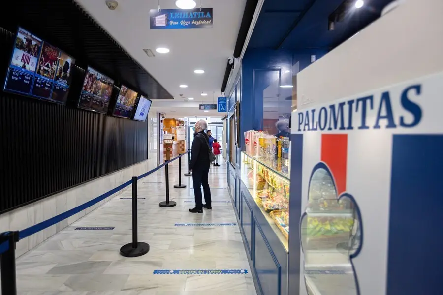 Archivo - Clientes observan la cartelera antes de entrar a una de las salas de los Cines Florida en Vitoria-Gasteiz