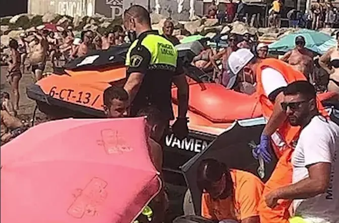 Los servicios de emergencias en la playa del Morrongo.