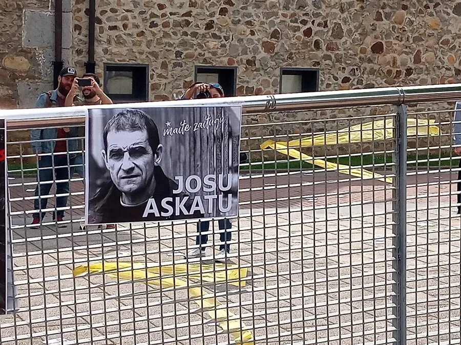 Archivo - Cartel pidiendo la libertad de Josu Ternera.