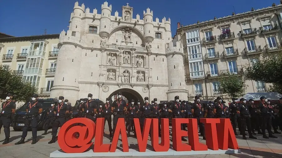 Unos 80 agentes de la Polic&iacute;a Nacional se suman cada etapa al dispositivo de seguridad de "La Vuelta"