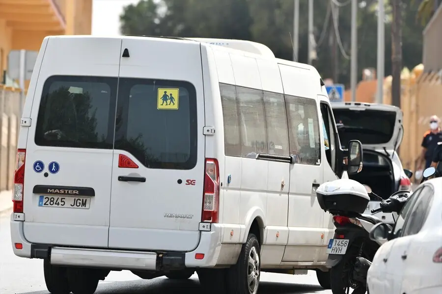 Menores no acompa&ntilde;ados viajan en una furgoneta, en las inmediaciones del Polideportivo Santa Amelia