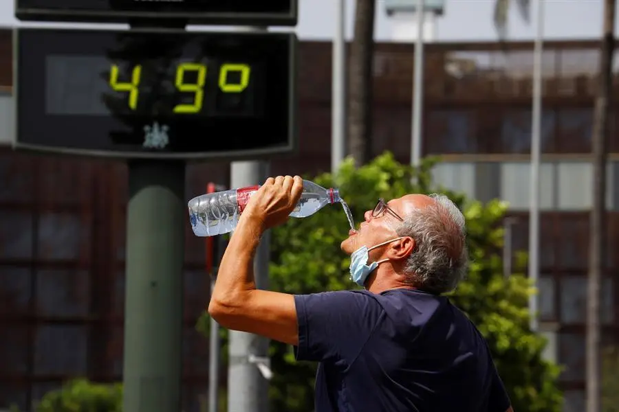 Un turista se refresca en el centro de C&oacute;rdoba durante la ola de calor que afecta a la mayor parte de Espa&ntilde;a y que este viernes seguir&aacute;n siendo muy altas, sobre todo en el valle del Guadalquivir, donde la Agencia Estatal de Meteorolog&iacute;a (Aemet) ha activado el aviso rojo (riesgo extremo) por valores que podr&aacute;n llegar puntualmente hasta los 46 grados.EFE/Salas