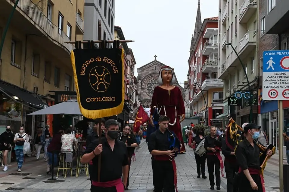 Pasacalles por Torrelavega con la protagonista Leonor de la Vega. / ALERTA