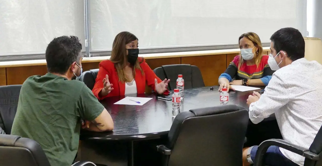 La presidenta del PP de Cantabria, Mar&iacute;a Jos&eacute; S&aacute;enz de Buruaga durante la reuni&oacute;n con los padres. / ALERTA